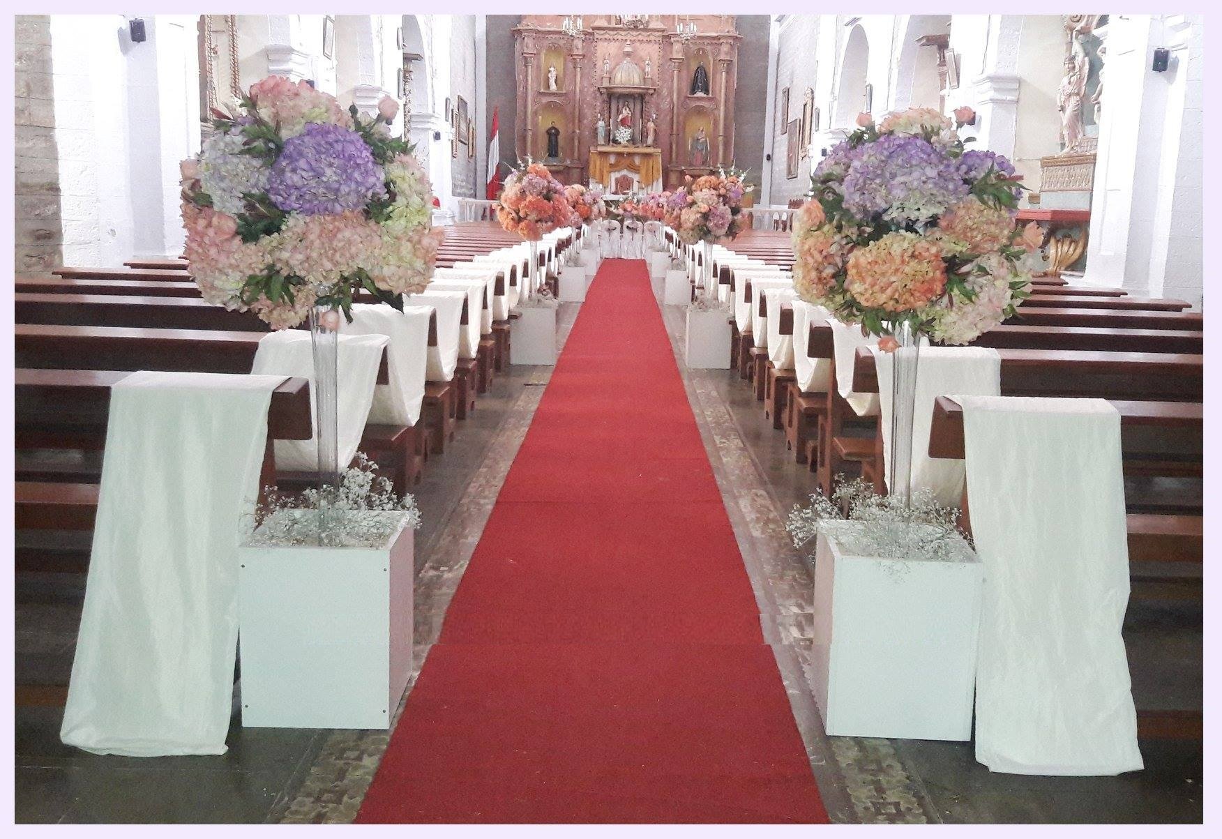 Decoración de iglesias matrimoniales | Florería Envía Flores Cusco
