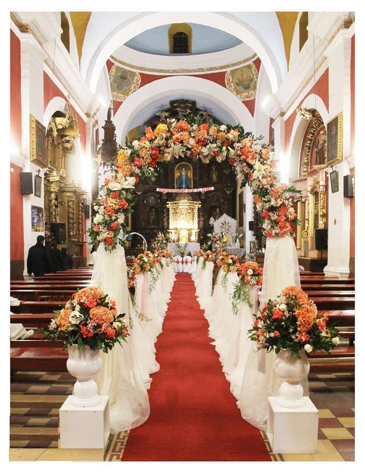 Decoración de iglesia en cusco para matrimonio | Florería Envía Flores Cusco