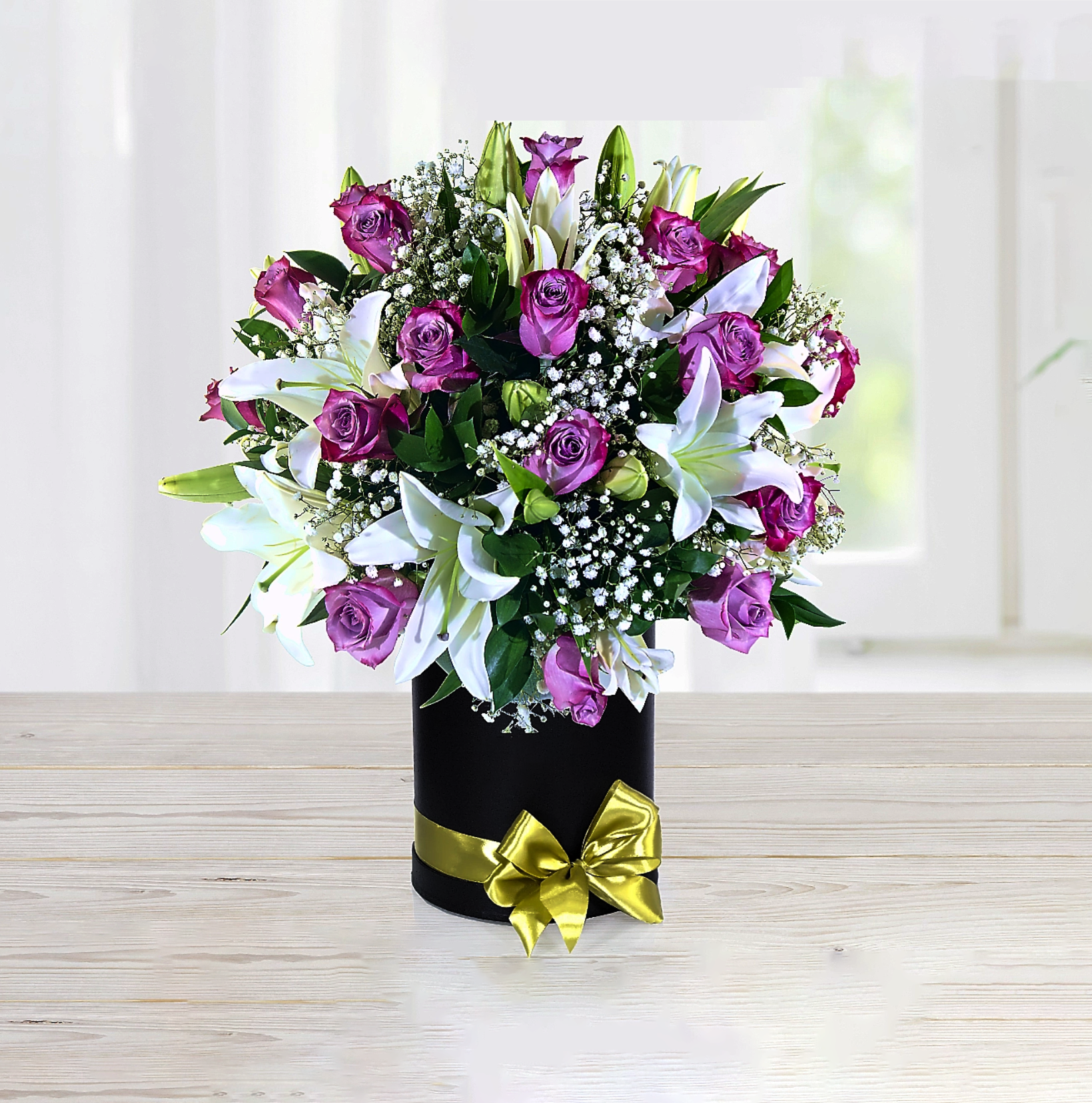 Un regalo de lilium blanco y rosas lilas muy bonito con el que sorprenderás  | Florería Envía Flores Cusco