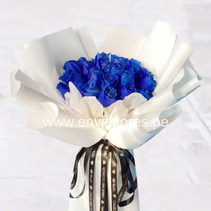 ramo de 20 rosas azules