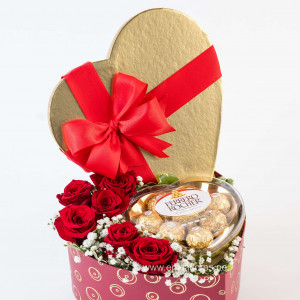 Box Rojo Premium con 6 Rosas y Ferrero en Corazón