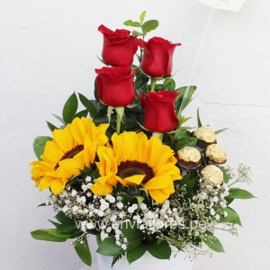 "Arreglo en Florero Blanco con Rosas Rojas, Girasoles y Ferrero Rocher | Entrega en Cusco"