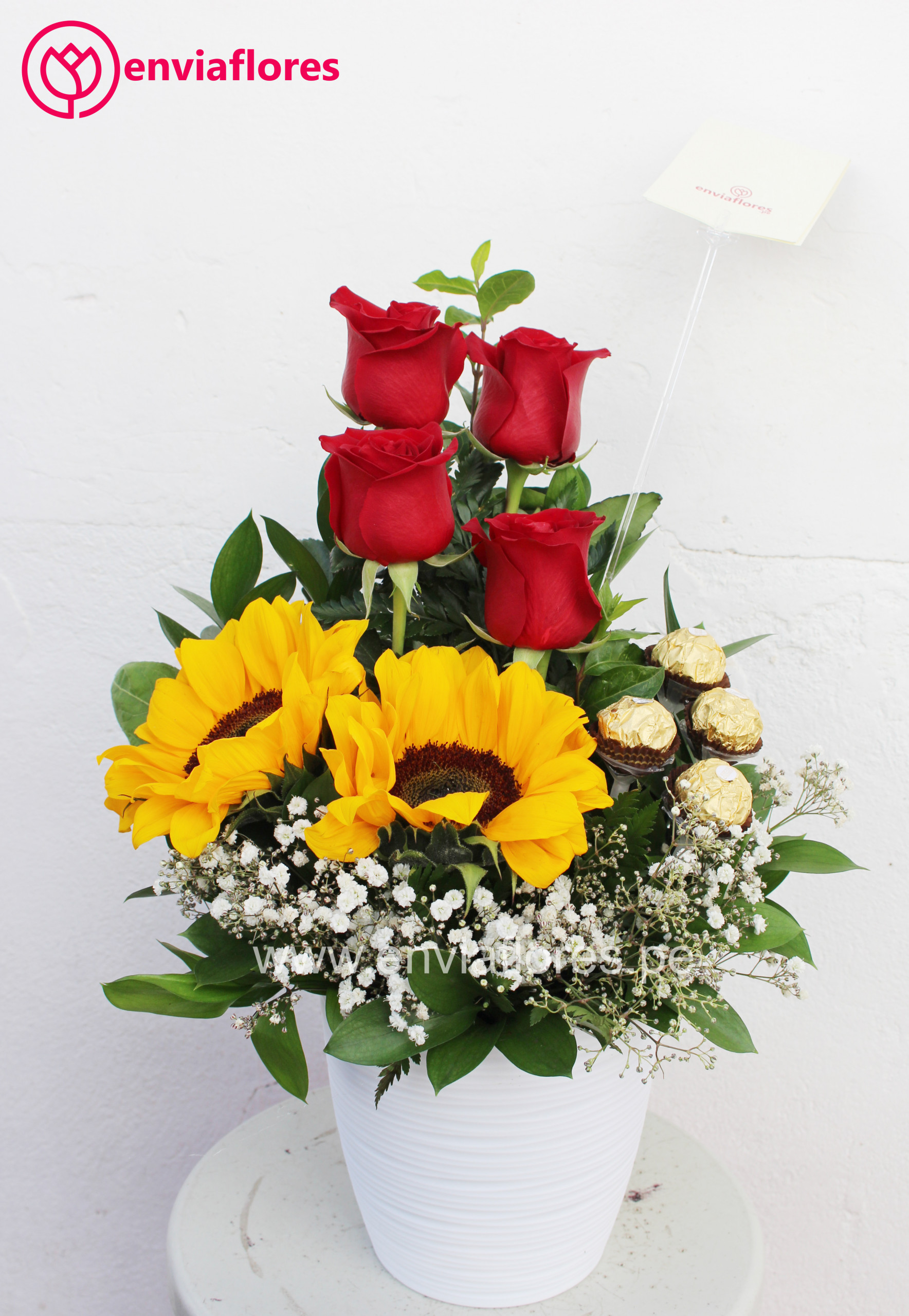 "Arreglo en Florero Blanco con Rosas Rojas, Girasoles y Ferrero Rocher | Entrega en Cusco"