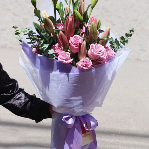 Ramo de rosas lilas y lirios