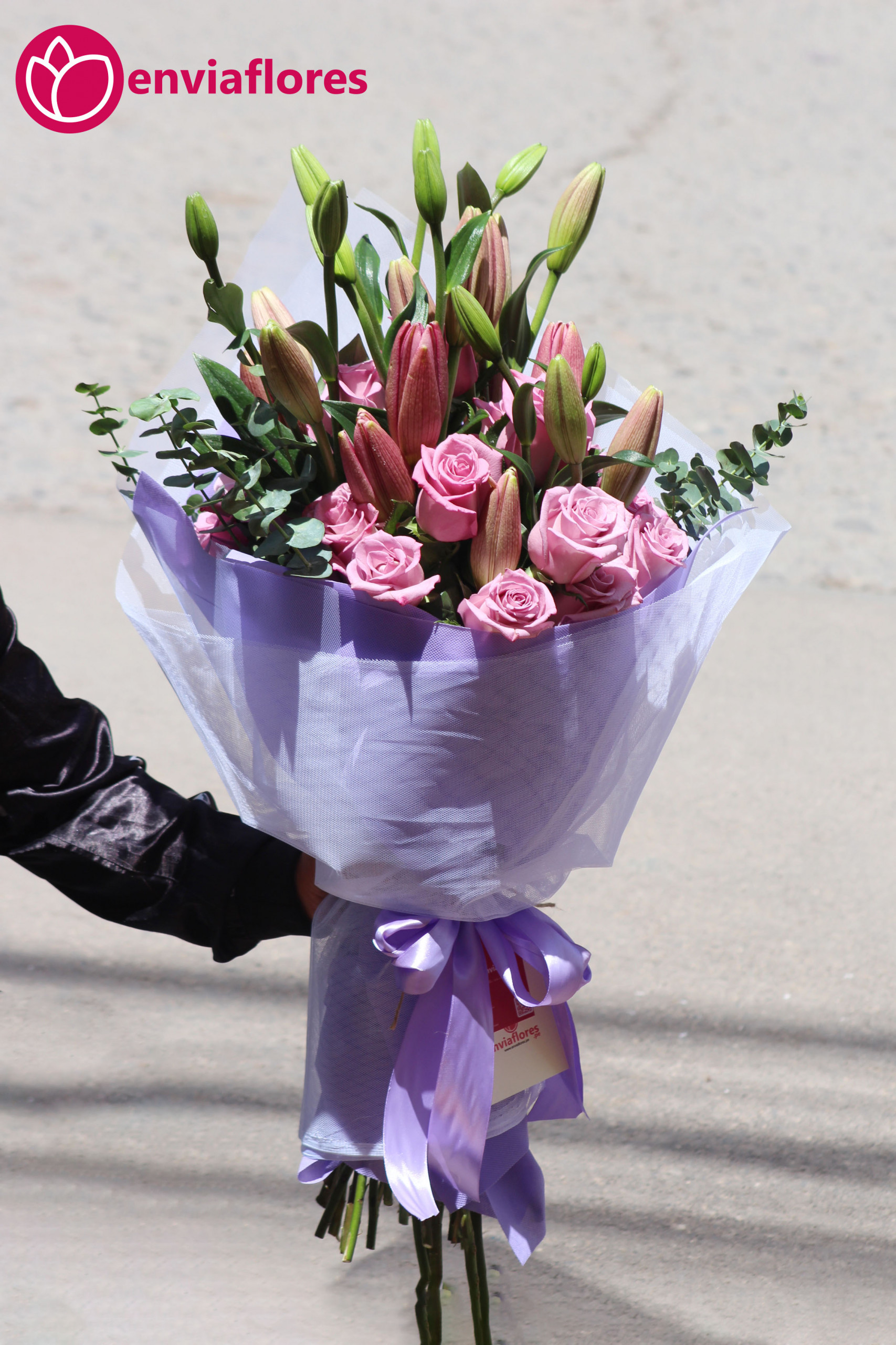 Ramo de rosas lilas y lirios