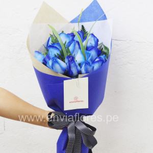 RAMO DE 12 ROSAS AZULES