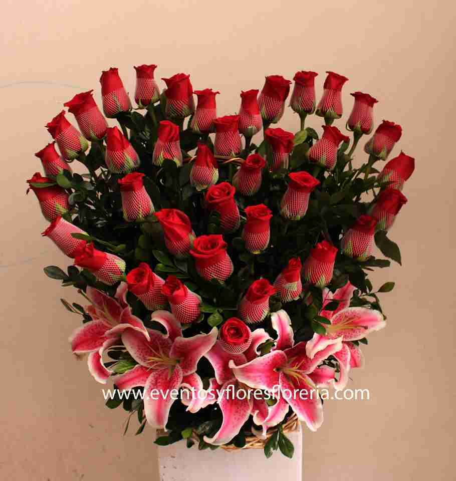 corazón de 38 rosas y lirios | Florería Envía Flores Cusco