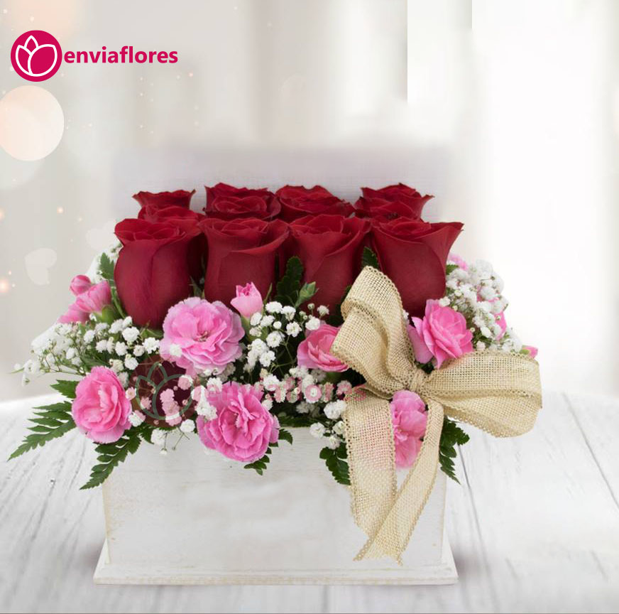 Arreglo floral con 12 rosas y claveles Florería Envía Flores Cusco