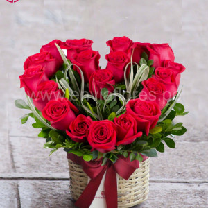 Canasta Corazón de 19 Rosas + Tarjeta & Delivery Express