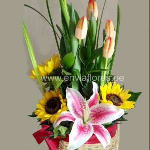 canasta con tulipanes
