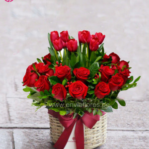 canasta con 10 tulipanes y 20 rosas rojas