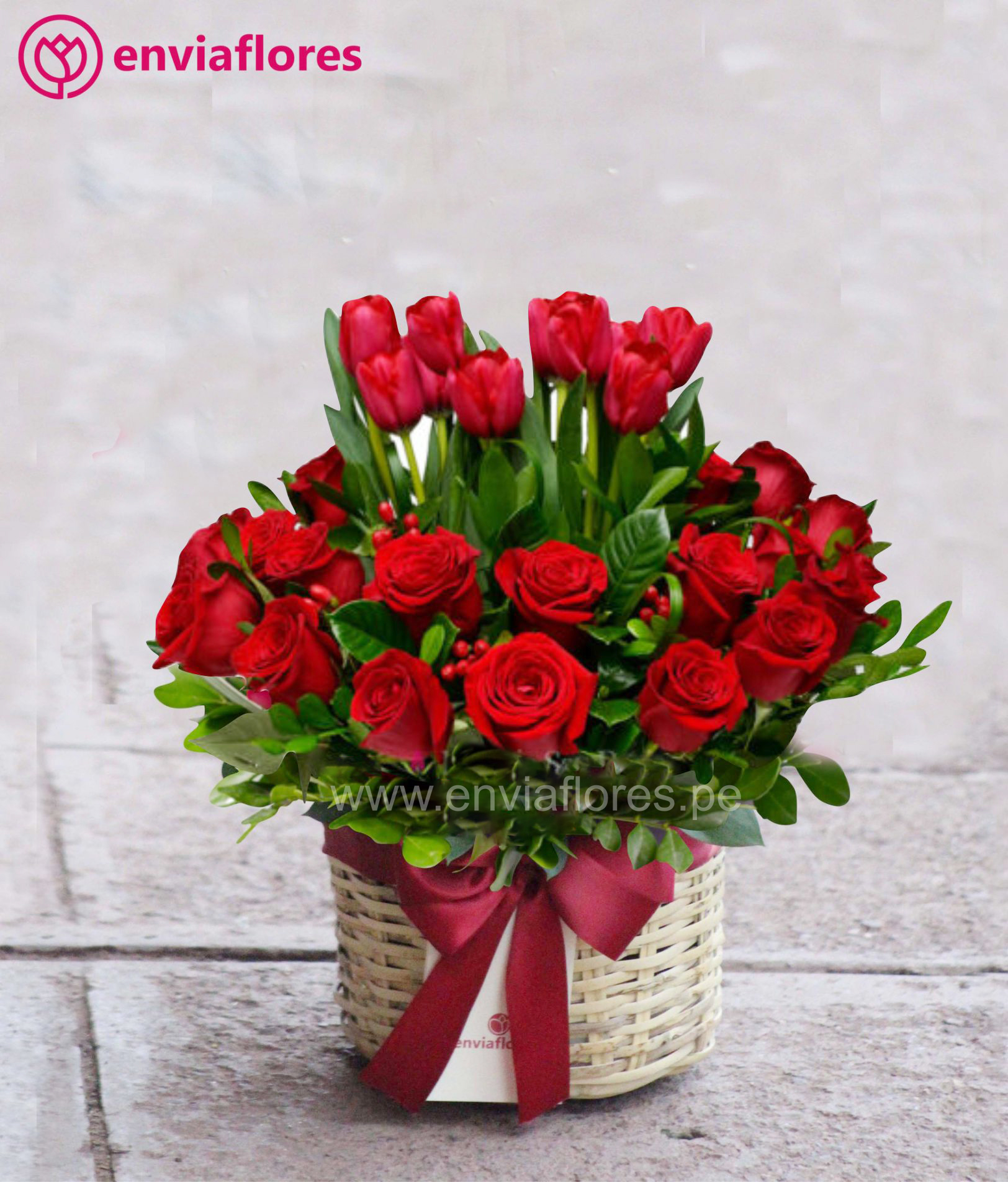 canasta con 10 tulipanes y 20 rosas rojas