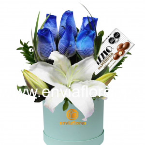 rosas azules con lirio