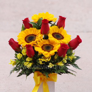 arreglo floral de girasoles y rosas